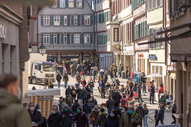 Tuebingen themed pictures Tuebingen in time of corona pandemic, themed pictures Tuebingen in time of corona pandemic, people on Tebingen marketplace, 20 03 2021, Copyright: xEIBNER DROFITSCHx EP_ddh
