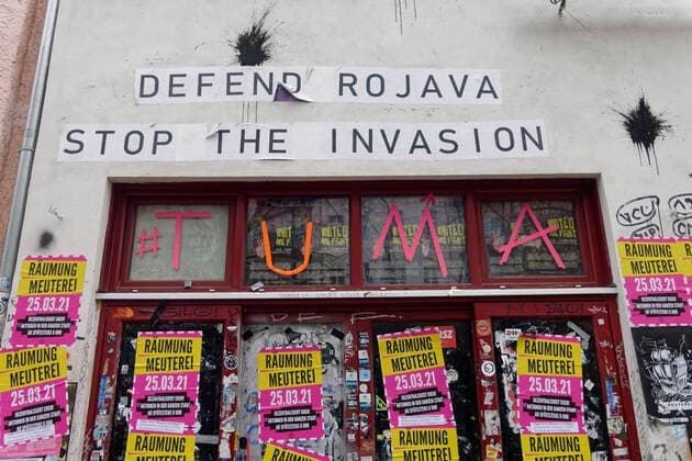Protestplakate gegen die bevorstehende Räumung der Meuterei am 25.03.2021 in der Reichenbergerstrasse 58 in Berlin-Kreuzberg , Protestplakate gegen die bevorstehende Räumung der Meuterei am 25.03.2021 in der Reichenbergerstrasse 58 in Berlin-Kreuzberg , *** Protest posters against the upcoming eviction of the mutiny on 25 03 2021 at Reichenbergerstrasse 58 in Berlin Kreuzberg , Protest posters against the upcoming eviction of the mutiny on 25 03 2021 at Reichenbergerstrasse 58 in Berlin Kreuzberg ,
