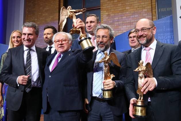 Günther Oettinger, Preistraeger Hubert Burda und Preistraeger Goldene Victoria Pressefreiheit Can Du?ndar und Preistraeger Martin Schulz auf dem Verleihung Show beim Kongress der Zeitschriftenverlerger - VDZ Publishers Night 2016 - in der Telekom Repräsentanz in Berlin. *** Günther Oettinger, Prize Winner Hubert Burda and Prize Winner Golden Victoria Press Freedom Can Du ndar and Prize Winner Martin Schulz at the Award Show at the Congress of Magazine Publishers VDZ Publishers Night 2016 at the Telekom Representative Office in Berlin Copyright: xEventpressxHHHx