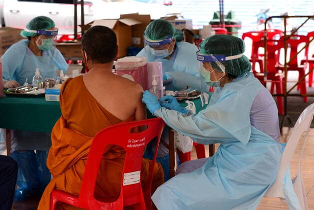Thailand: Anti-COVID-19 injection in Bang Khae area Medical staff administered the COVID-19 vaccine in the Bang Khae district of Bangkok, where the market is at the center of the latest coronavirus outbreak. Bangkok Thailand Copyright: TeeraxNoisakran