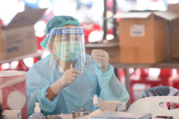 Thailand: Anti-COVID-19 injection in Bang Khae area Thailand: Public Health Officer Sinovac s COVID-19 Vaccine Is Prepared Injection for people at risk of infection from Bang Khae Market, Bangkok to control and prevent the spread of disease on March 20, 2021. Bangkok Thailand Copyright: TeeraxNoisakran