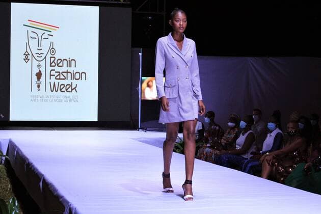 Bilder des Jahres 2021, Entertainment 03 März Entertainment Themen der Woche KW11 Entertainment Bilder des Tages (210321) -- COTONOU, March 21, 2021 -- Photo taken on March 20, 2021 shows a model presenting a creation of Beninese designer Miguel Tofohossou during the Benin Fashion Week in Cotonou, Benin. (Photo by Xinhua) BENIN-COTONOU-FASHION SHOW SeraphinxZounyekpe 