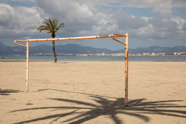 News Bilder des Tages March 21, 2021, S Arenal, Mallorca, Spain: On a cold Sunday on the beach of S Arenal a palm trees and a football goal in front of the skyline of Palma de Mallorca and Playa de Palma in Mallorca. S Arenal Spain - ZUMAm210 20210321_ztp_m210_005 Copyright: xJohn-PatrickxMorarescux