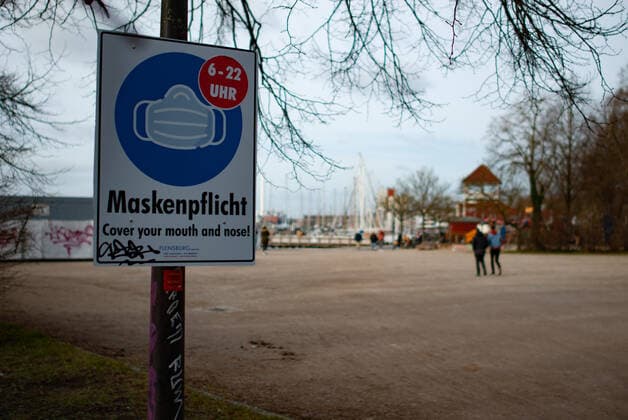 Coronavirus in Schleswig Holstein, impressions from Flensburg signpost mask obligation at the harbour point, in the background marina on the right, photo from 21 03 2021, Flensburg