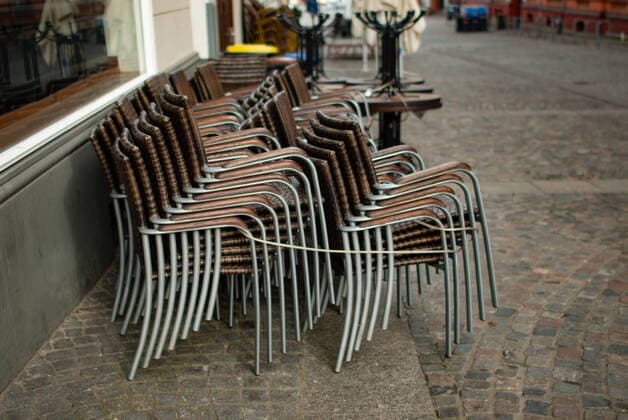 Coronavirus in Schleswig Holstein, impressions from Flensburg Secured chairs, gastronomy, Schiffbrückstraße, photo taken 21 03 2021, Flensburg