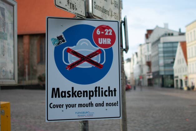 Coronavirus in Schleswig Holstein, impressions from Flensburg Defaced signpost mask obligation, Südermarkt, photo from 21 03 2021, Flensburg
