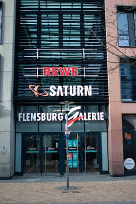 Coronavirus in Schleswig Holstein, impressions from Flensburg shopping mall Flensburg Galerie , access Angelburger Straße, city centre, photo taken 21 03 2021, Flensburg