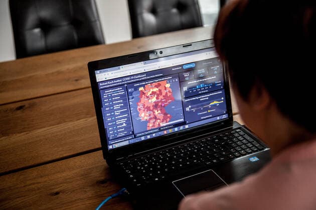 Bamberg, Germany 21 March 2021 A person looks at an open laptop, on the screen is the page from the Robert Koch Institute with the current COVID 19 case numbers Bayern. Copyright: xFotostandx xK.xSchmittx