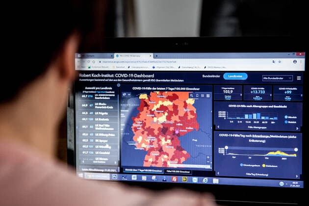 Bamberg, Germany 21 March 2021 A person looks at an open laptop, on the screen is the page from the Robert Koch Institute with the current COVID 19 case numbers Bayern. Copyright: xFotostandx xK.xSchmittx