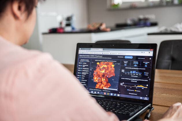 Bamberg, Germany 21 March 2021 A person looks at an open laptop, on the screen is the page from the Robert Koch Institute with the current COVID 19 case numbers Bayern. Copyright: xFotostandx xK.xSchmittx