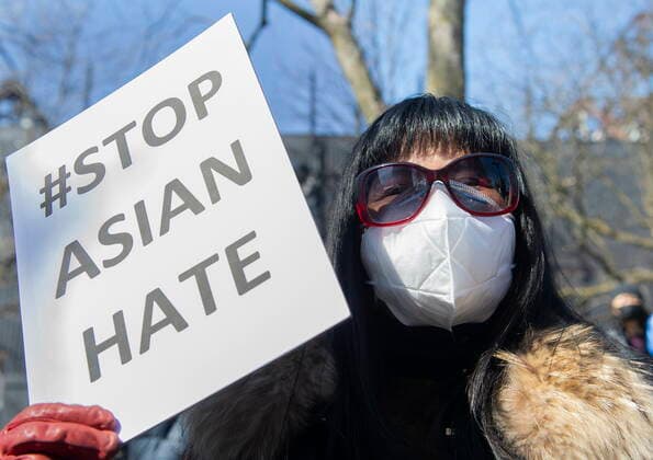 Kanada, Nach Attentat in Atlanta Proteste gegen Rassismus gegen Asiaten in Montreal March 21, 2021, Montreal, PQ, Canada: A woman holds up a sign against racism against Asians and in memory of the people murdered in Atlanta during a demonstration in Montreal, Sunday, March, 21, 2021. Montreal Canada  - ZUMAc35_ 20210321_zaf_c35_027 Copyright: xGrahamxHughesx