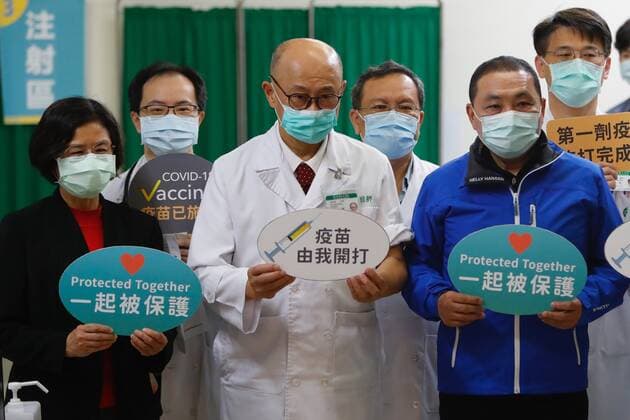 March 22, 2021, Taipei, Taipei, Taiwan: Doctors and the mayor of New Taipei City Hou You-Yi encourage medical workers to get inoculation with the AstraZeneca vaccines, as Taiwan begins vaccinations, at Far Eastern Hospital in Taipei. Medical workers including doctors and nurses, predominant officials and those aged 65 or above will be inoculated first across Taiwan whilst the Taiwanese vaccines remain clinical trials. Taipei Taiwan - ZUMAs313 20210322_zip_s313_010 Copyright: xDanielxCengxShou-Yix