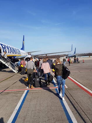 Theme photo travel, Corona, Mallorca, 22 03 2021 Waiting travelers boarding a Ryanair plane, theme photo travel, Corona, Mallorca Copyright: xAugstx xEibner-Pressefotox EP_jat