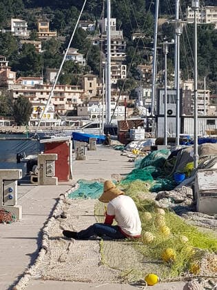 Theme photo travel, Corona, Majorca, 22 03 2021 A fisherman mends his nets in the harbour of Soller, Theme photo travel, Corona, Majorca Copyright: xAugstx xEibner-Pressefotox EP_jat