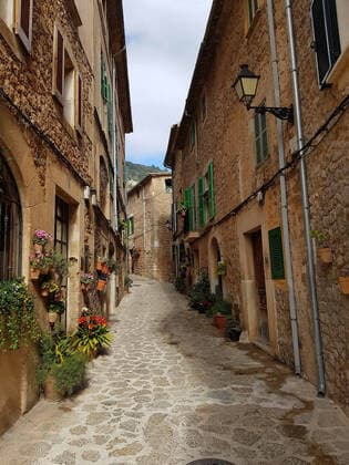 Theme photo travel, Corona, Majorca, 22 03 2021 Empty alley with colorful flowers in Valldemossa, Theme photo travel, Corona, Majorca Copyright: xAugstx xEibner-Pressefotox EP_jat