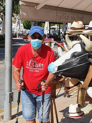 Theme photo travel, Corona, Mallorca, 22 03 2021 Funny picture, vacationer and cow with mask on mallorca, theme photo travel, Corona, Mallorca Copyright: xAugstx xEibner-Pressefotox EP_jat
