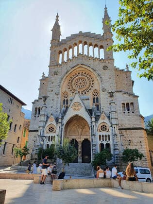 Theme photo travel, Corona, Majorca, 22 03 2021 Few visitors in front of the EglÃ sia de Sant Bartomeu in Soller on Majorca, Theme photo travel, Corona, Majorca Copyright: xAugstx xEibner-Pressefotox EP_jat