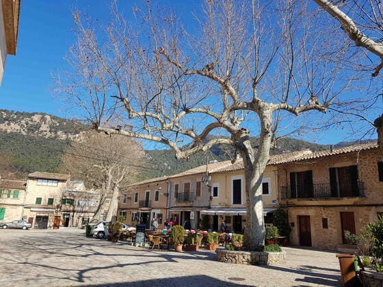 Theme photo travel, Corona, Mallorca, 22 03 2021 street cafes with guests Valldemossa, theme photo travel, Corona, Mallorca Copyright: xAugstx xEibner-Pressefotox EP_jat