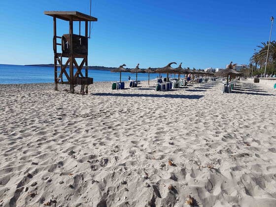 Theme photo travel, Corona, Majorca, 22 03 2021 Beach at the Paltja de Majorca with first travelers, Theme photo travel, Corona, Majorca Copyright: xAugstx xEibner-Pressefotox EP_jat