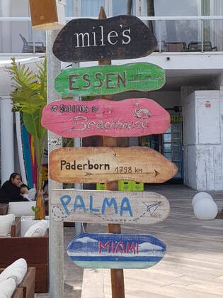 Theme photo travel, Corona, Majorca, 22 03 2021 Funny sign with place names at the Plaja de Palma, theme photo travel, Corona, Majorca Copyright: xAugstx xEibner-Pressefotox EP_jat
