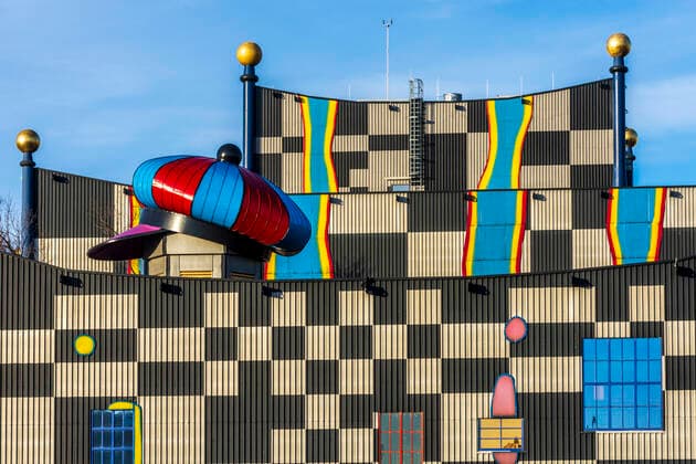 Müllverbrennungsanlage (waste incineration plant) Spittelau, design by Friedensreich Hundertwasser, balloon cap of the artist on the roof Wien, Vienna Wien Austria 09. Alsergrund