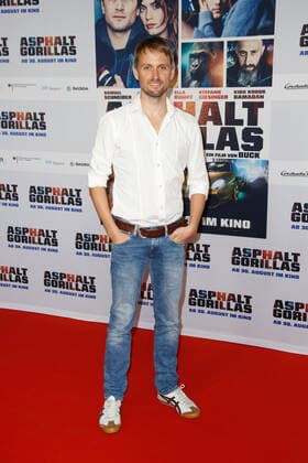 Axel Schreiber gestorben Axel Schreiber auf dem Roten Teppich bei der Premiere von Asphaltgorillas im Kino in der Kulturbrauerei in Berlin. *** Axel Schreiber on the red carpet at the premiere of Asphaltgorillas at the cinema in the Kulturbrauerei in Berlin Copyright: xEventpressxGolejewskix