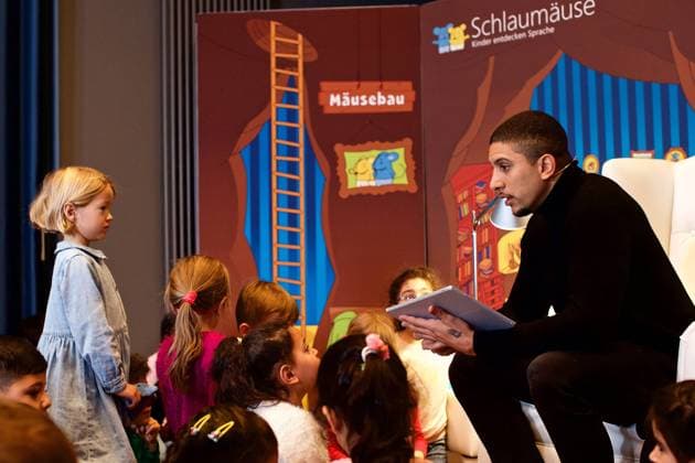 Schlaumäuse Vorleseevent mit Andres Bourani Unter der Leselampe bei Microsoft Deutschland GmbH, Unter den Linden 17, 10117 Berlin. Bei der Vorlesereihe ?Unter der Leselampe? wird die Leselust von Kindern im Vorschulalter geweckt. Gemeinsam mit den beiden Schlaumäusen und dem Wörterwichtel und erleben die Jungen und Mädchen am 15. Dezember 2017 eine spannende Reise durch das Land der Sprache und bekommen eine tolle Mitmachgeschichte vorgelesen. Das absolute Highlight des Termins: als Vorleser ist der Sänger Andreas Bourani vor Ort! In kindgerechter Umgebung wird zukünftigen ABC-Schützen aus den Abenteuern der Schlaumäuse vorgelesen. Eine Schulstunde lang können die Kinder in die Welt von Lette, Lingo und dem Wörterwichtel eintauchen *** Copyright: xEventpressxRadkex
