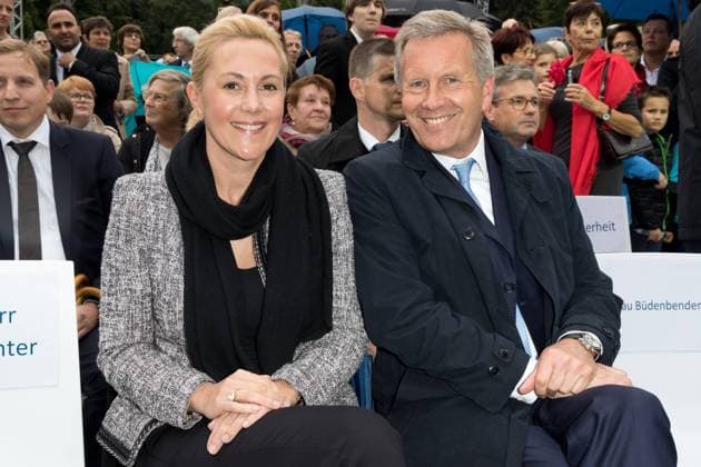Christian Wulff mit Ehefrau Bettina Wulff beim Bürgerfest des Bundespräsidenten im Schloss Bellevue in Berlin. *** Christian Wulff with his wife Bettina Wulff at the civic celebration of the Federal President at Bellevue Palace in Berlin Copyright: xEventpressxGolejewskix