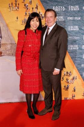Gerhard Schröder mit Ehefrau Kim So-yeon auf dem Roten Teppich bei der Deutschlandpremiere von CHRISTO - WALKING ON WATER im Delphi Filmpalast in Berlin. *** Gerhard Schröder with his wife Kim So yeon on the red carpet at the German premiere of CHRISTO WALKING ON WATER at the Delphi Filmpalast in Berlin Copyright: xEventpressxGolejewskix