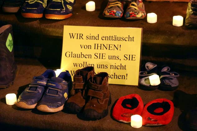 In protest against renewed school closures, parents have put childrens shoes, posters and banners in front of the City Hall Gorlitz Gorlitz, 22 03 2021 Foto:xM.xWehnertx xFuturexImage