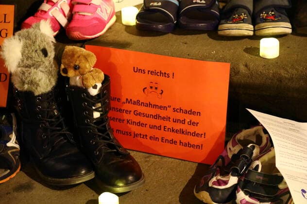 In protest against renewed school closures, parents have put childrens shoes, posters and banners in front of the City Hall Gorlitz Gorlitz, 22 03 2021 Foto:xM.xWehnertx xFuturexImage