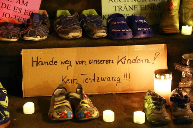 In protest against renewed school closures, parents have put childrens shoes, posters and banners in front of the City Hall Gorlitz Gorlitz, 22 03 2021 Foto:xM.xWehnertx xFuturexImage