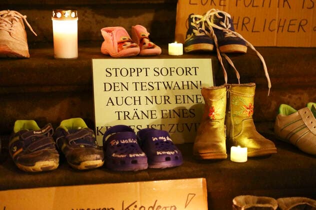 In protest against renewed school closures, parents have put childrens shoes, posters and banners in front of the City Hall Gorlitz Gorlitz, 22 03 2021 Foto:xM.xWehnertx xFuturexImage