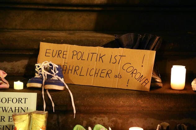 In protest against renewed school closures, parents have put childrens shoes, posters and banners in front of the City Hall Gorlitz Gorlitz, 22 03 2021 Foto:xM.xWehnertx xFuturexImage