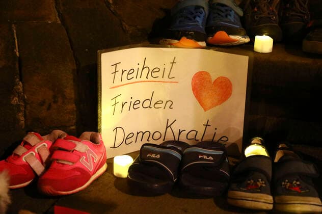 In protest against renewed school closures, parents have put childrens shoes, posters and banners in front of the City Hall Gorlitz Gorlitz, 22 03 2021 Foto:xM.xWehnertx xFuturexImage
