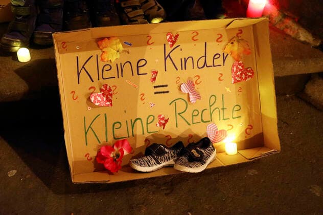 In protest against renewed school closures, parents have put childrens shoes, posters and banners in front of the City Hall Gorlitz Gorlitz, 22 03 2021 Foto:xM.xWehnertx xFuturexImage