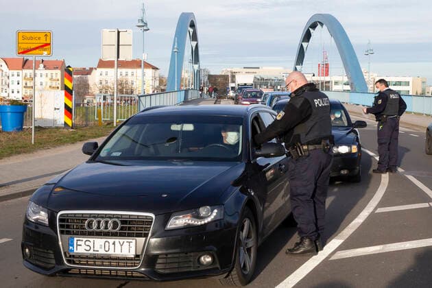 Frankfurt Oder , 22 03 2021 Border crossing Stadtbruecke Frankfurt Oder Entry from Poland to Germany only with valid negative Coronanachweis In the picture the federal police controls the vehicles and people