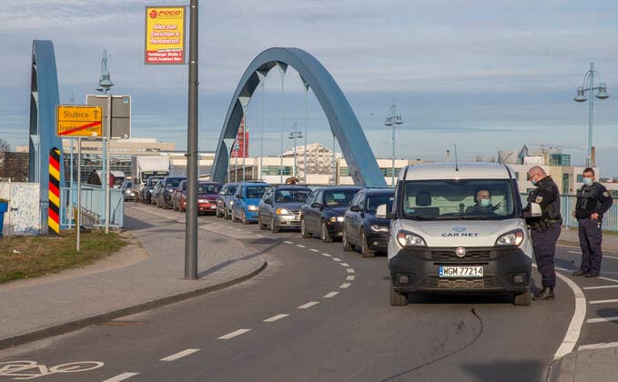 Frankfurt Oder , 22 03 2021 Border crossing Stadtbruecke Frankfurt Oder Entry from the Republic of Poland to Germany only with valid negative Coronanachweis In the picture, the Federal Police control the vehicles and people