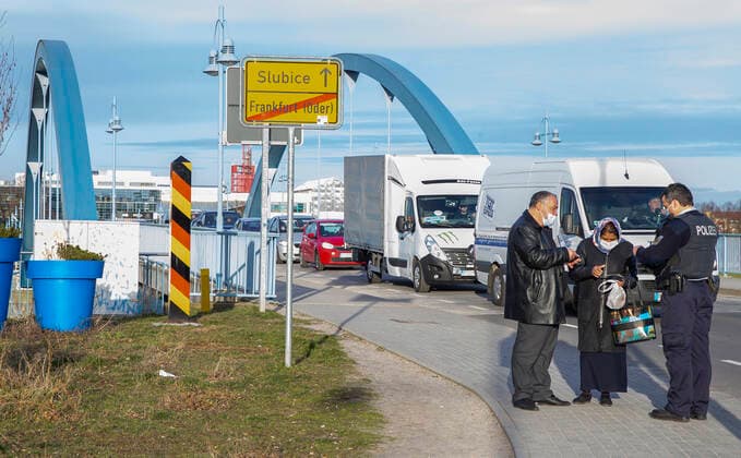 Frankfurt Oder , 22 03 2021 Border crossing Stadtbruecke Frankfurt Oder Entry from Poland to Germany only with valid negative Coronanachweis In the picture the federal police controls persons coming from Poland