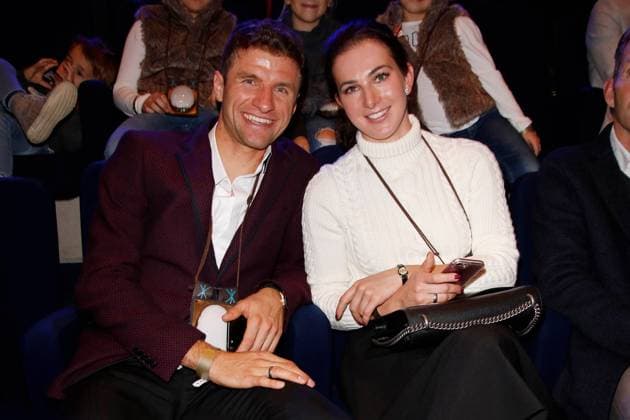 Thomas Müller mit Ehefrau Lisa Müller in der Pause bei der Weltpremiere von EQUILA im Apassionata Showpalast München. *** Thomas Müller with his wife Lisa Müller during the break at the world premiere of EQUILA at the Apassionata Showpalast Munich Copyright: xEventpressxGolejewskix