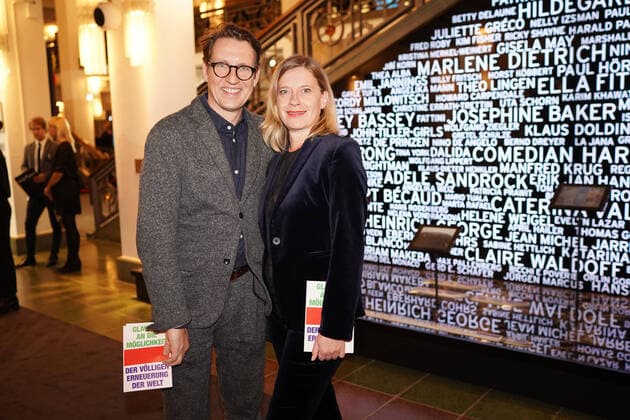 Frank Dehner mit Caroline Peters bei der Premiere von Glauben an die Möglichkeit der völligen Erneuerung der Welt von René Pollesch mit Fabian Hinrichs im Friedrichstadt-Palast in Berlin *** Frank Dehner with Caroline Peters at the premiere of Glauben an die Möglichkeit der völligen Erneuerung der Welt by René Pollesch with Fabian Hinrichs at the Friedrichstadt Palast in Berlin Copyright: xEventpressxRadkex
