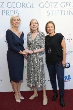 Vorstand der Götz George Stiftung Marika George, Tanja George und Preisträgerin Margit Carstensen Vergabe des GÖTZ GEORGE PREIS 2019 in der Astor Film Lounge in Berlin *** Board of Directors of the Götz George Foundation Marika George, Tanja George and award winner Margit Carstensen Presentation of the GÖTZ GEORGE AWARD 2019 at the Astor Film Lounge in Berlin Copyright: xEventpressxFuhrx