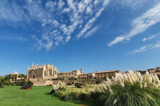 Theme photo travel, Corona, Mallorca, 23 03 2021 Still missing the Easter holidaymakers in front of the cathedral of Palma on mallorca, theme photo travel, Corona, Mallorca Copyright: xAugstx xEibner-Pressefotox EP_jat
