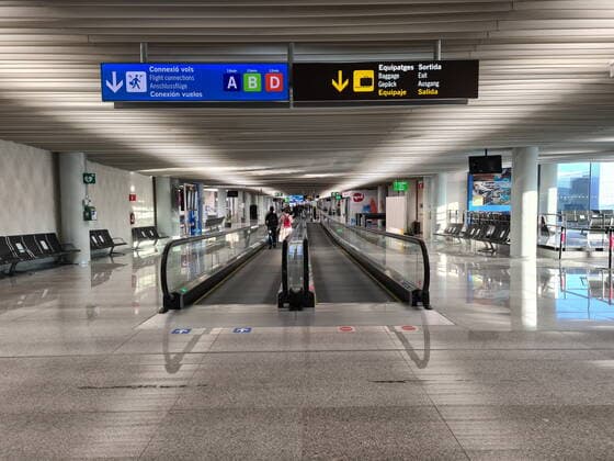 Theme photo travel, Corona, Mallorca, 23 03 2021 There are only a few travellers at the airport of Palm de Mallorca, Theme photo travel, Corona, Mallorca Copyright: xAugstx xEibner-Pressefotox EP_jat