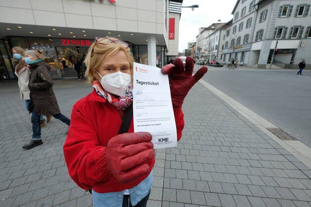 Corona Modellstadt Tübingen, Bürgerin mit einem Tagesticket beim Einkaufen