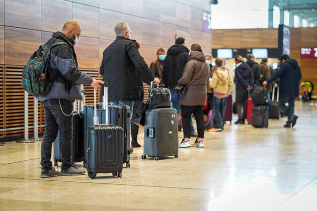23 03 2021,Schoenefeld,Brandenburg,Germany,GER,Airport BER Willy Brandt Berlin Brandenburg passengers stand in a queue
