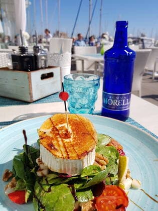 Theme photo travel, Corona, Mallorca, 23 03 2021 A Mediterranean snack is possible again in the restaurants of the Balearic island Mallorca, Theme photo travel, Corona, Mallorca Copyright: xAugstx xEibner-Pressefotox EP_jat