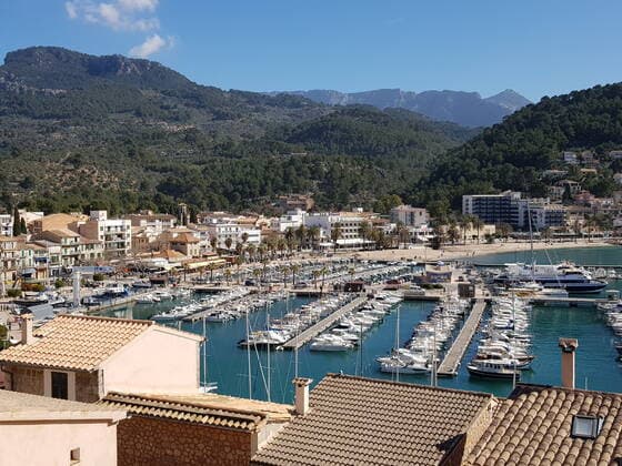 Theme photo travel, Corona, Majorca, 23 03 2021 View to the crowded harbour of the town Soller on Majorca, theme photo travel, Corona, Majorca Copyright: xAugstx xEibner-Pressefotox EP_jat