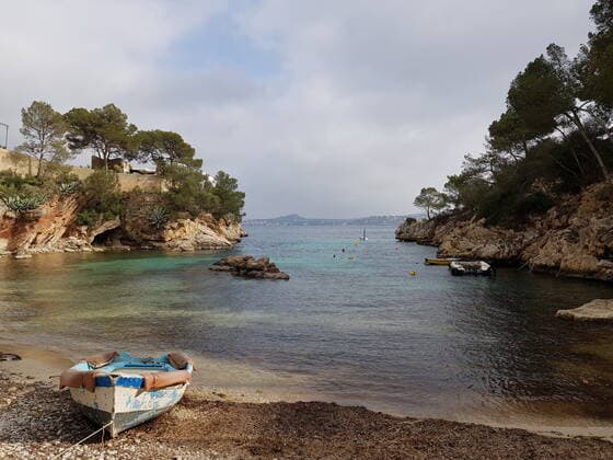 Theme photo travel, Corona, Majorca, 23 03 2021 Small bay with boat on Majorca, theme photo travel, Corona, Majorca Copyright: xAugstx xEibner-Pressefotox EP_jat
