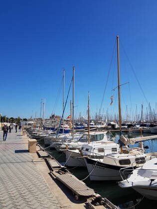 Theme photo travel, Corona, Majorca, 23 03 2021 Only single visitors stroll through the port of Palma de Malorca, Theme photo travel, Corona, Majorca Copyright: xAugstx xEibner-Pressefotox EP_jat